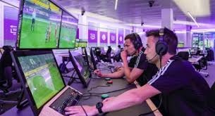 扎金花反诈：揭秘“合伙挤兑”套路，如何识别桌上的两个托？（扎金花防骗：识破“合伙挤兑”套路，分辨桌上两名托儿）